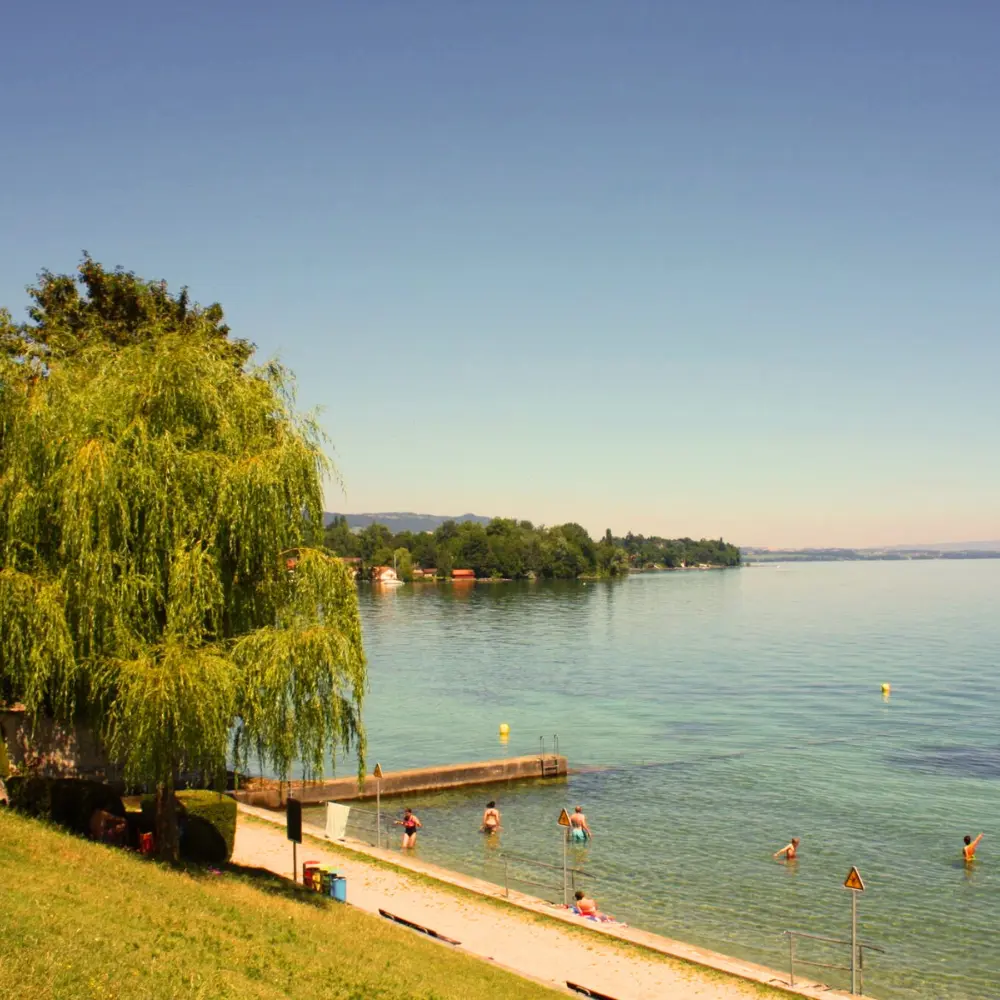 Service de Taxi Gland Rafael disponible pour vos trajets vers le Lac Léman et les plages.